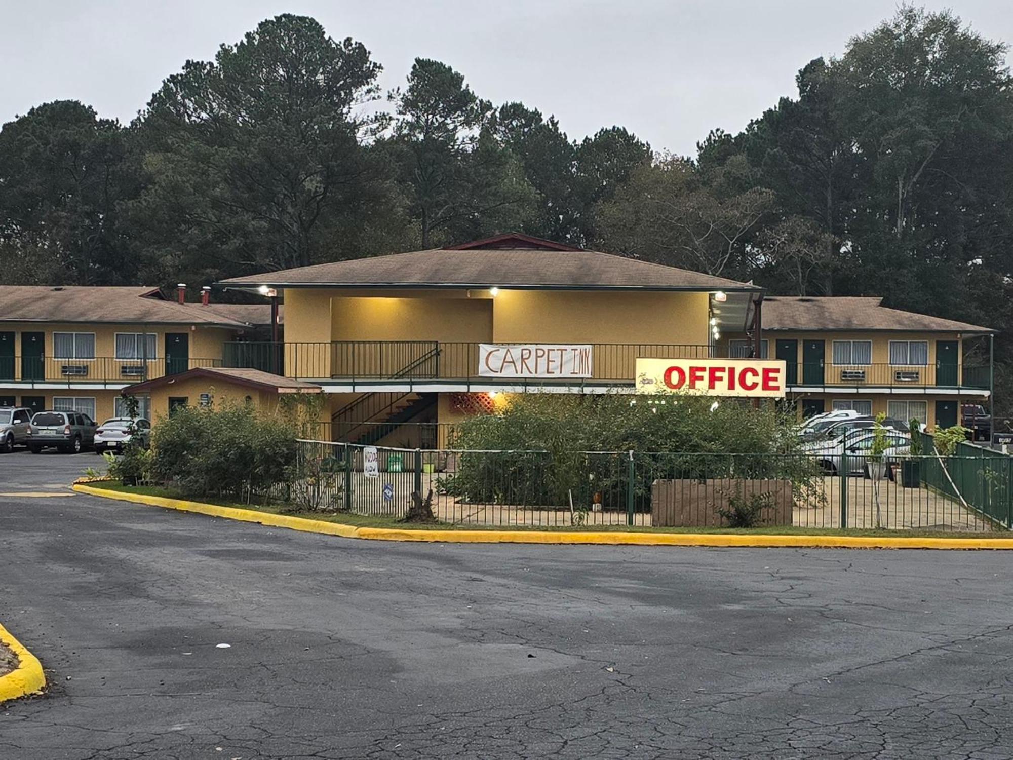 Carpet Inn Опелика Экстерьер фото