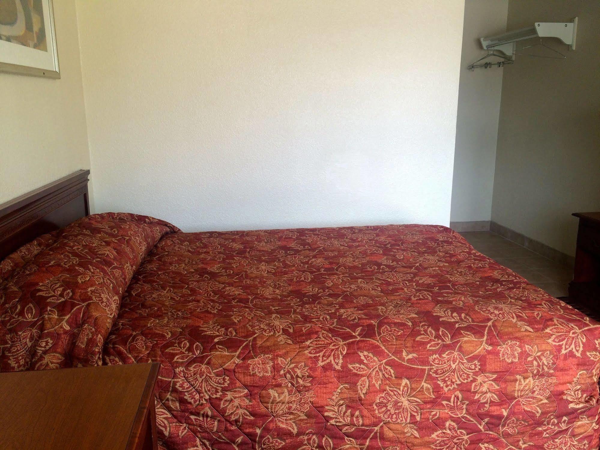 Carpet Inn Опелика Экстерьер фото
